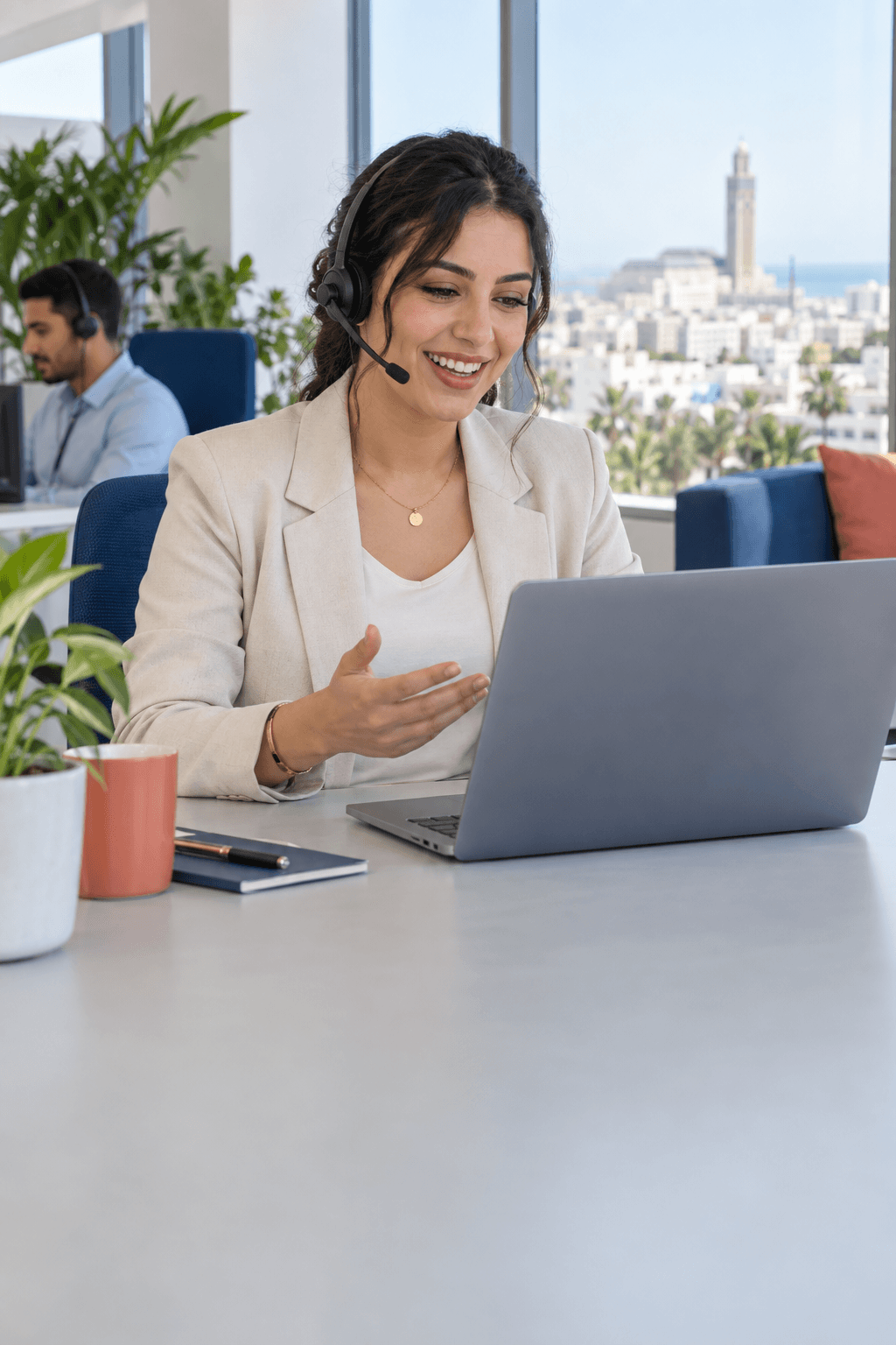 Une agente de centre d'appel en conversation avec un client